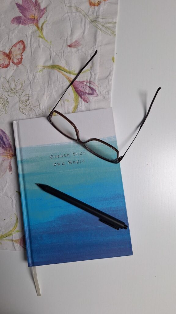 Bücherstapel mit Brille und Kugelschreiber auf einem Tisch