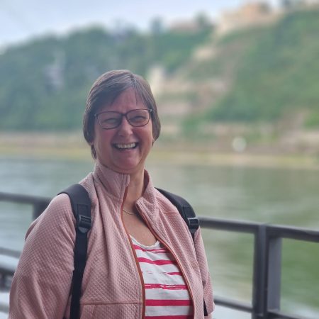 Petra Borchardt stehend an einem Flussufer im Freien